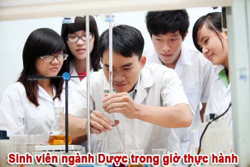 Sinh viên ngành Dược trong giờ thực hành