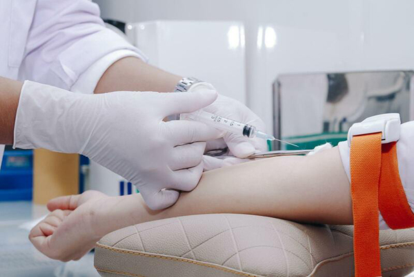 Thư giãn và thở đều khi làm xét nghiệm máu